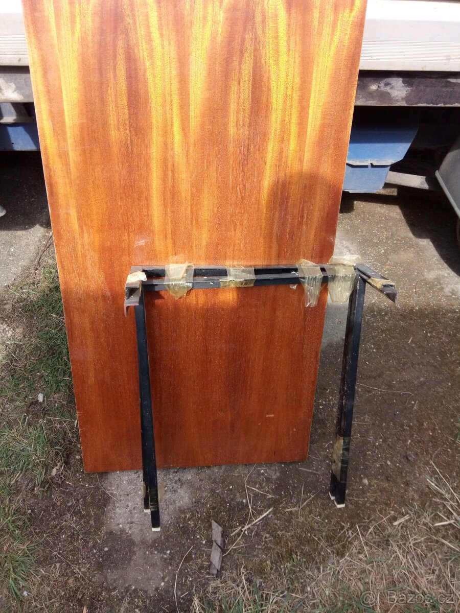 Prodám lakovaný stůl - 4