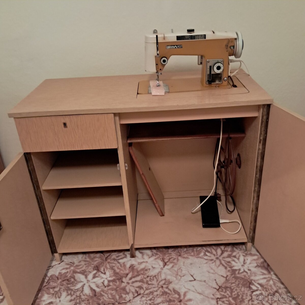 Starý šicí stroj - 4