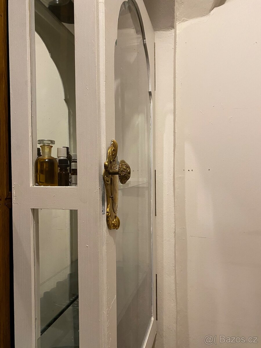 Umělecká závěsná vitrína s historickým fazetovým sklem - 4