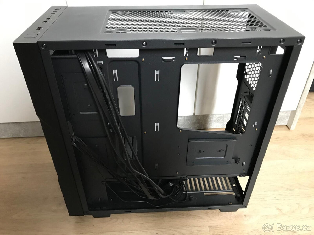 GIGABYTE AORUS C300 GLASS - 4