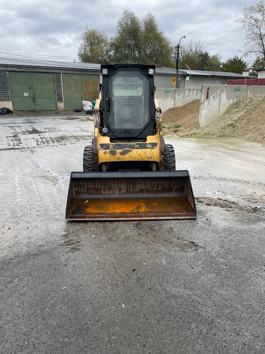 Cat 242B smykový nakladač - 4