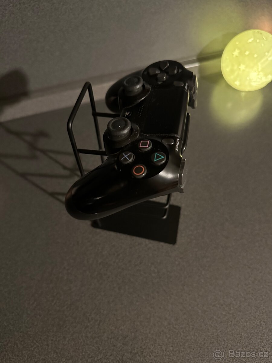 Kovový stojan na ovladače - 4