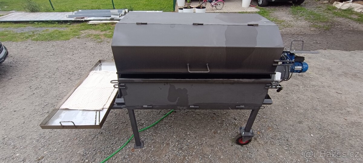 Gril na sele nebo kýtu na víkend i vanoční trhy - 4