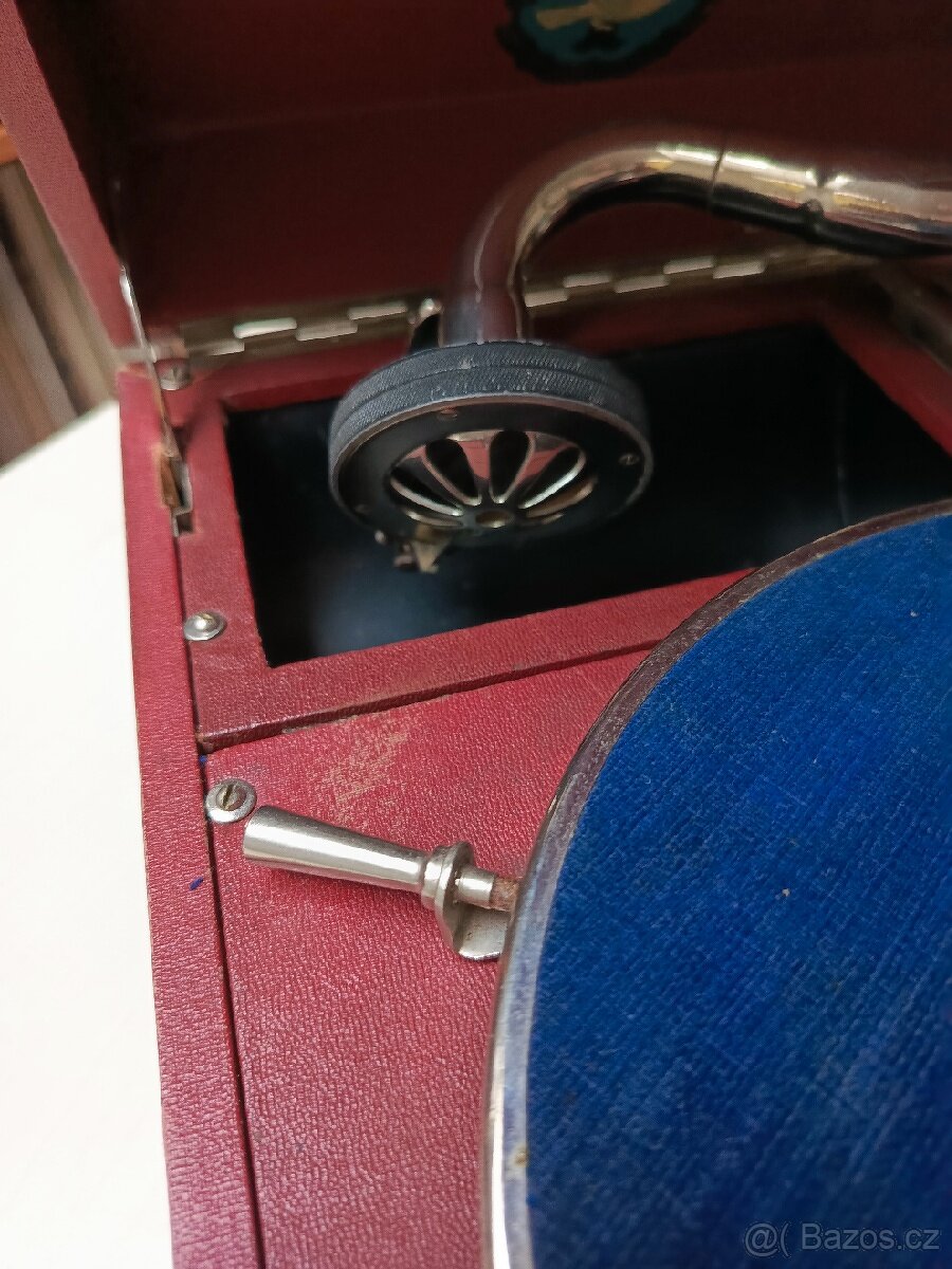 KUFŘÍKOVÝ GRAMOFON NA KLIKU - 4