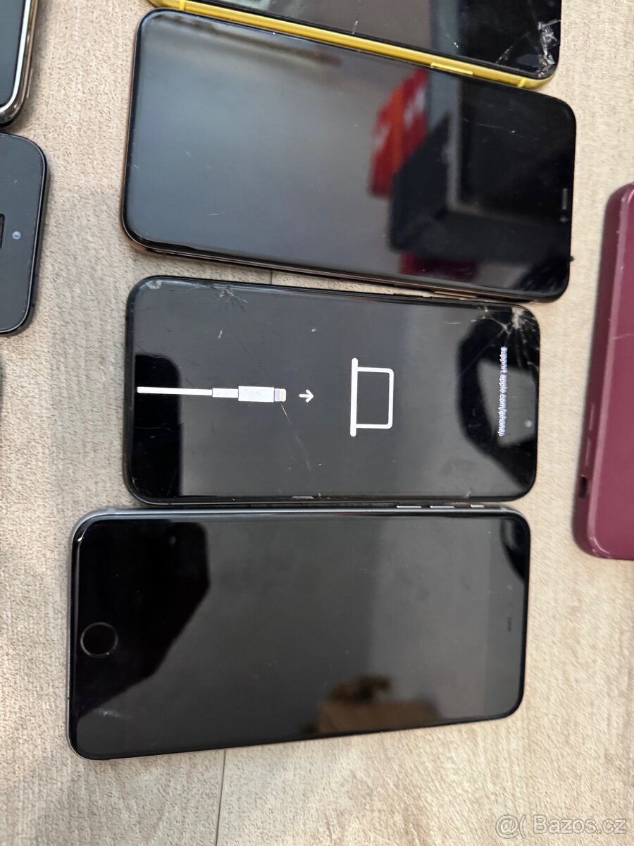 Konvolut iPhone různé modely - 4