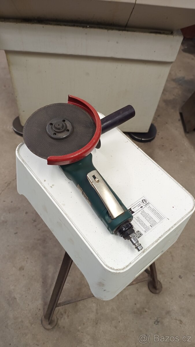 Pneumatická úhlová bruska. - 4