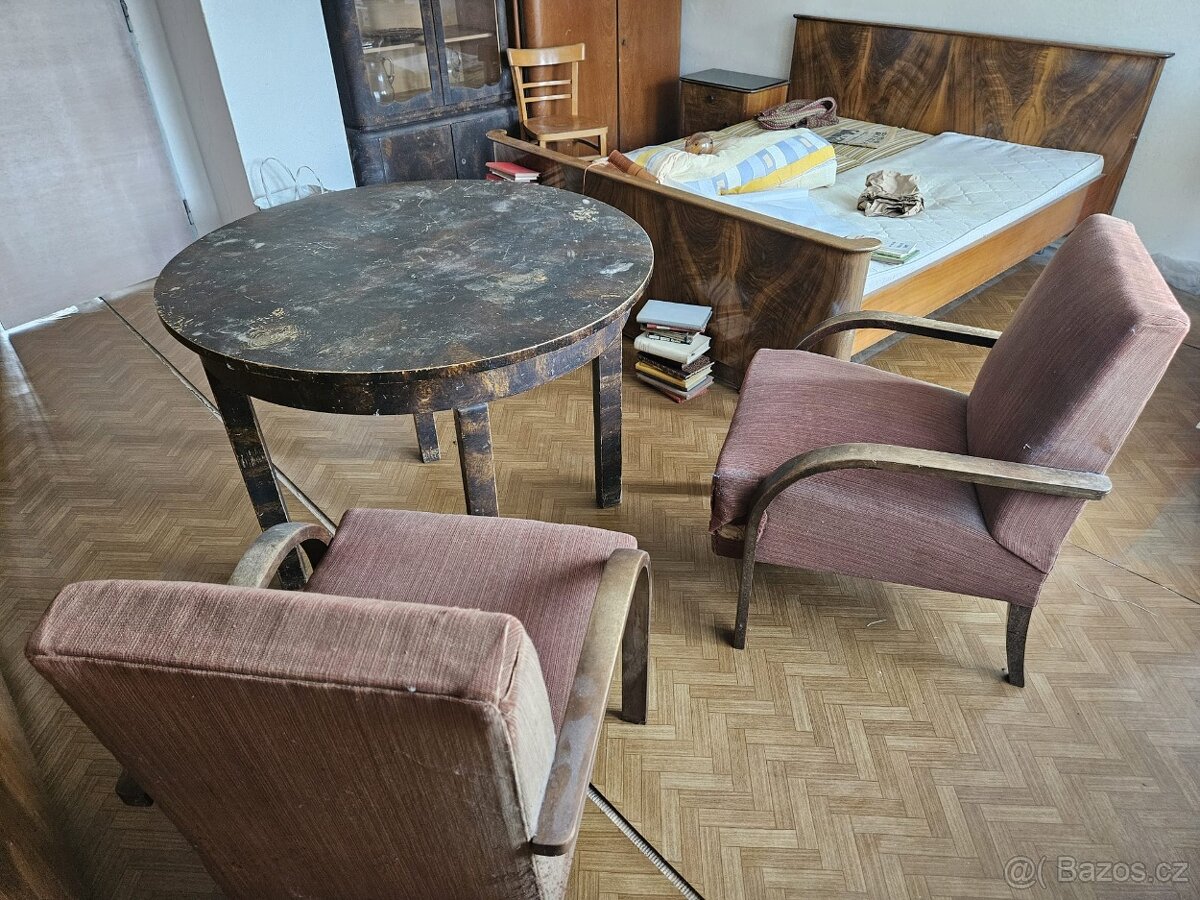 Různé skříně, postel, křesla, atd. - 4