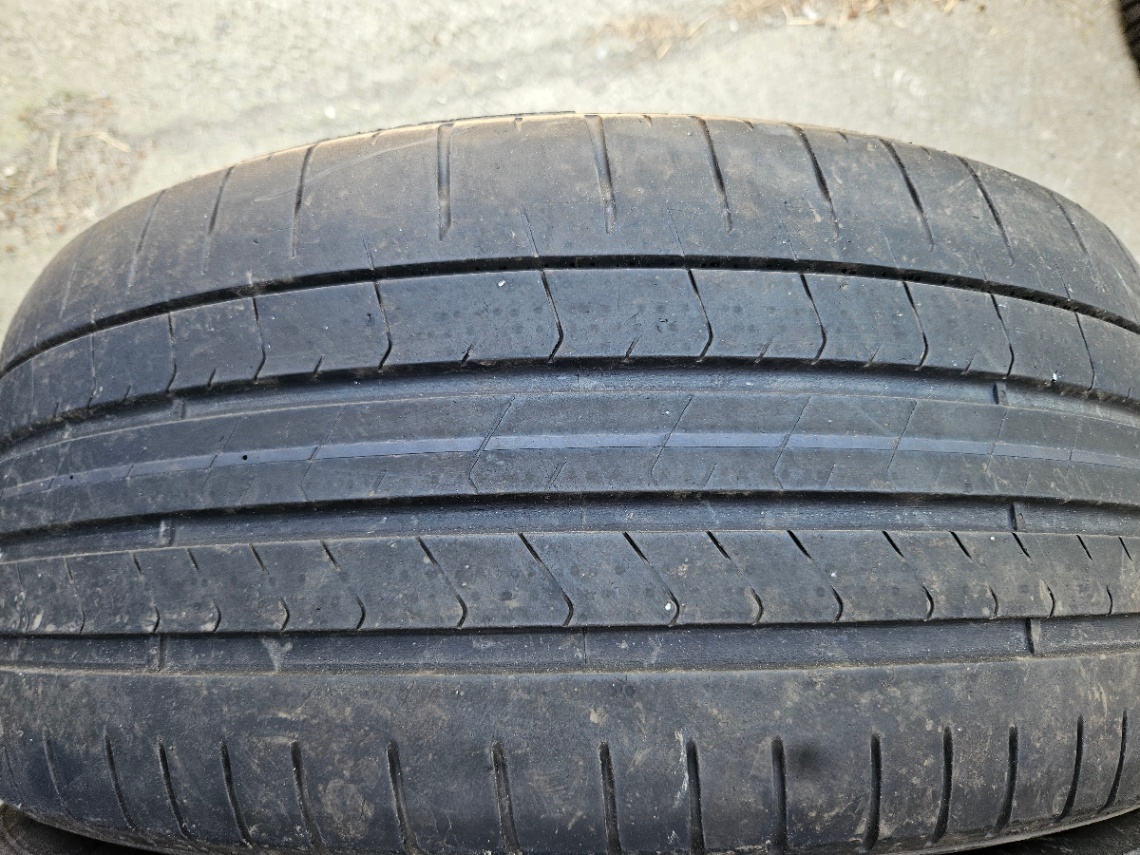 245/40R20 - 4
