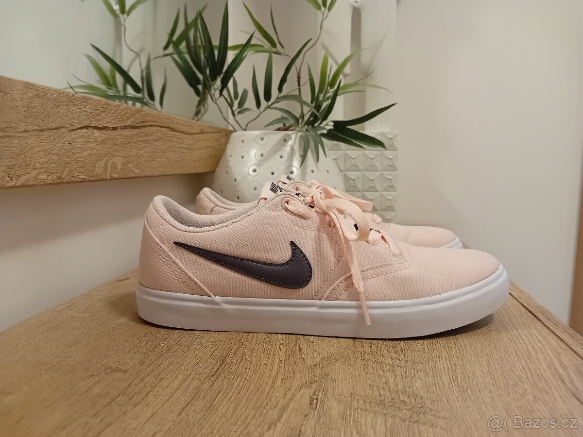 Nike dámské tenisky Solarsoft vel. 39 - 4