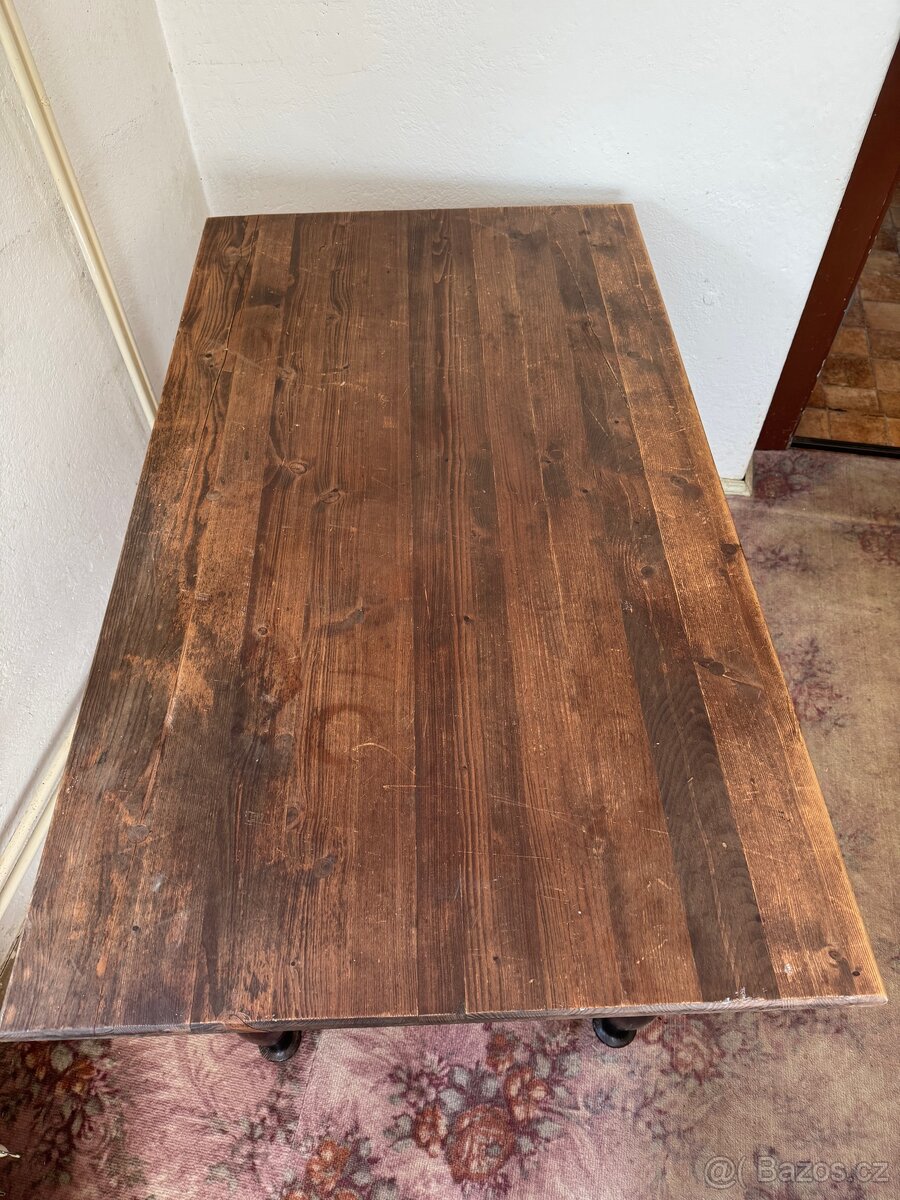 Starý vyřezávaný hospodský stůl - 4