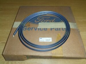 Chromové lišty obou nárazníků na Ford Sierra MK2