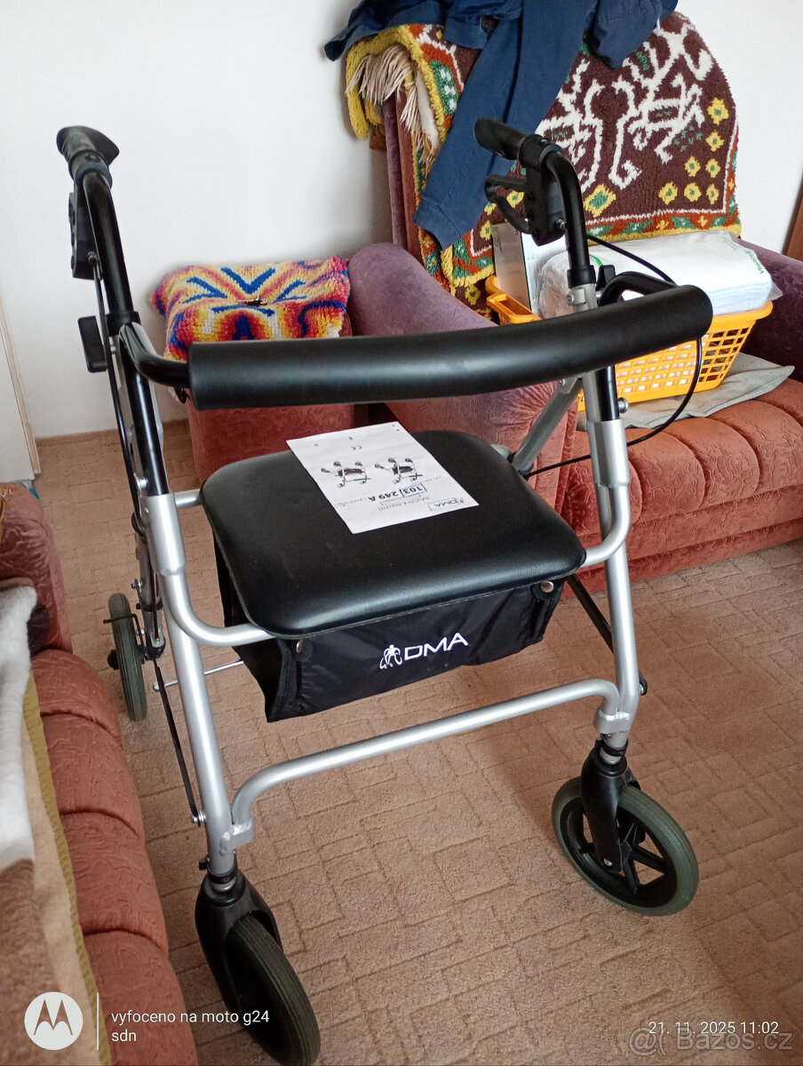 chodítko se sedátkem a úložným prostorem - 4