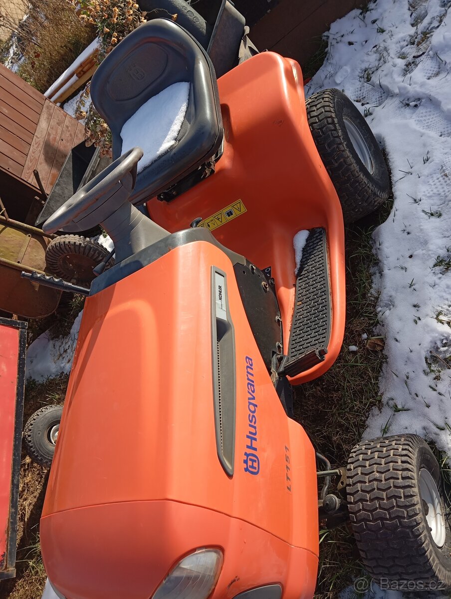 Zahradní traktůrek Husqvarna LT 151 se sněžnou radlicí, sány - 4