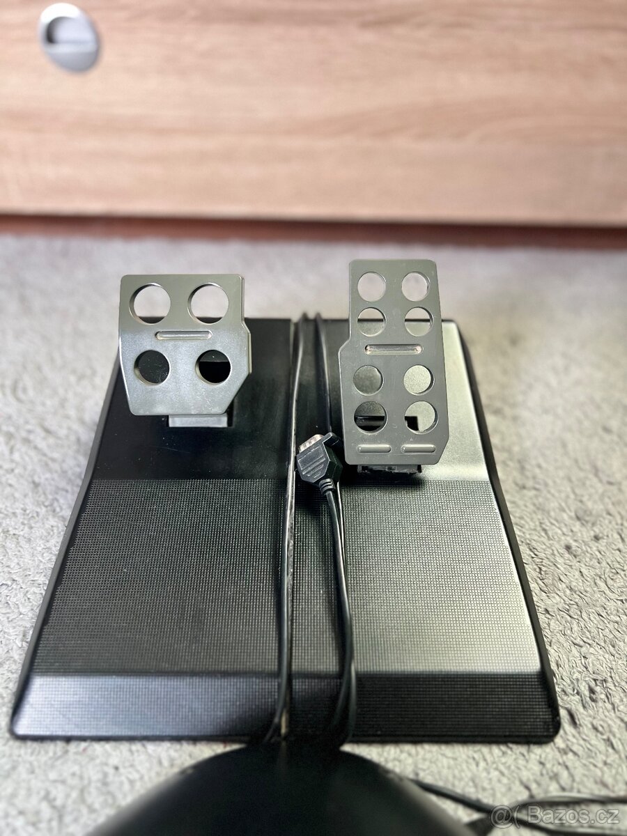 Prodám volant logitech - 4