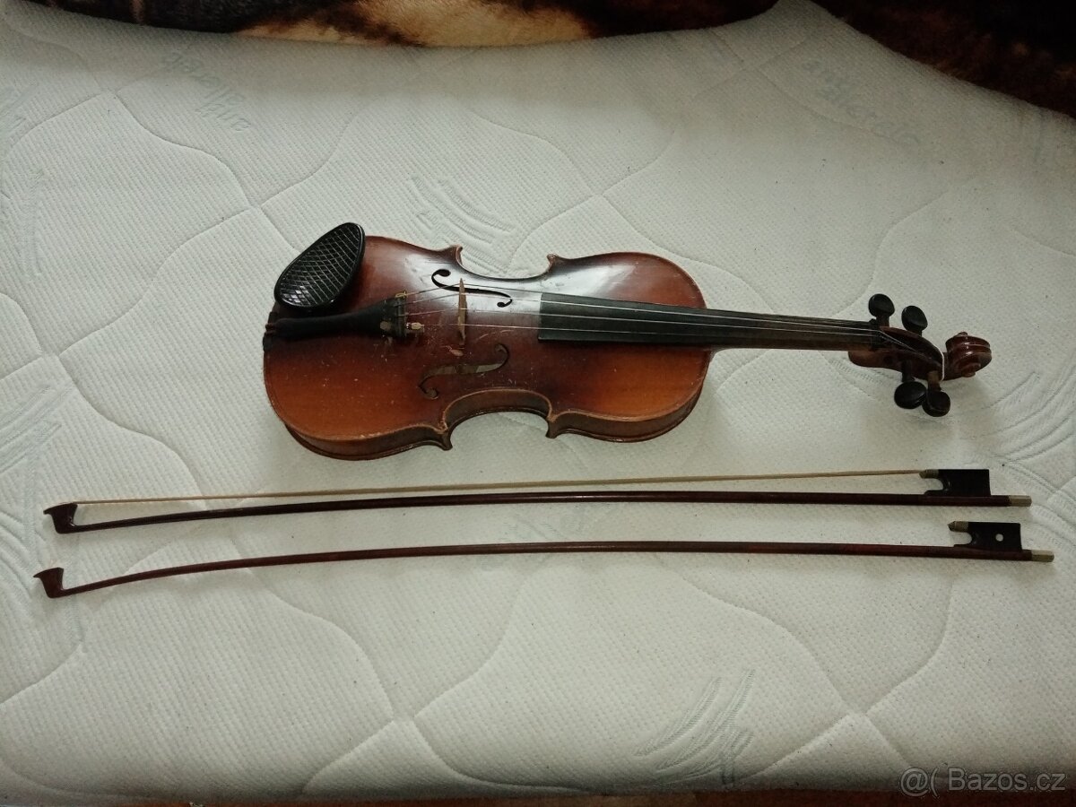 HOUSLE A DVA SMYČCE - 4