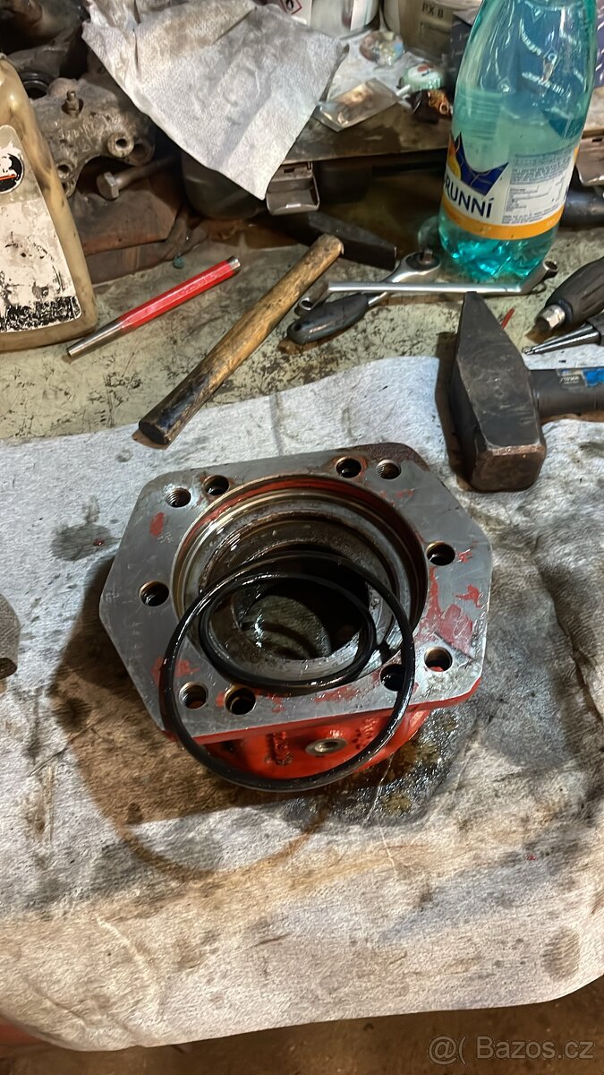 UNC 060 smykový nakladač - 4