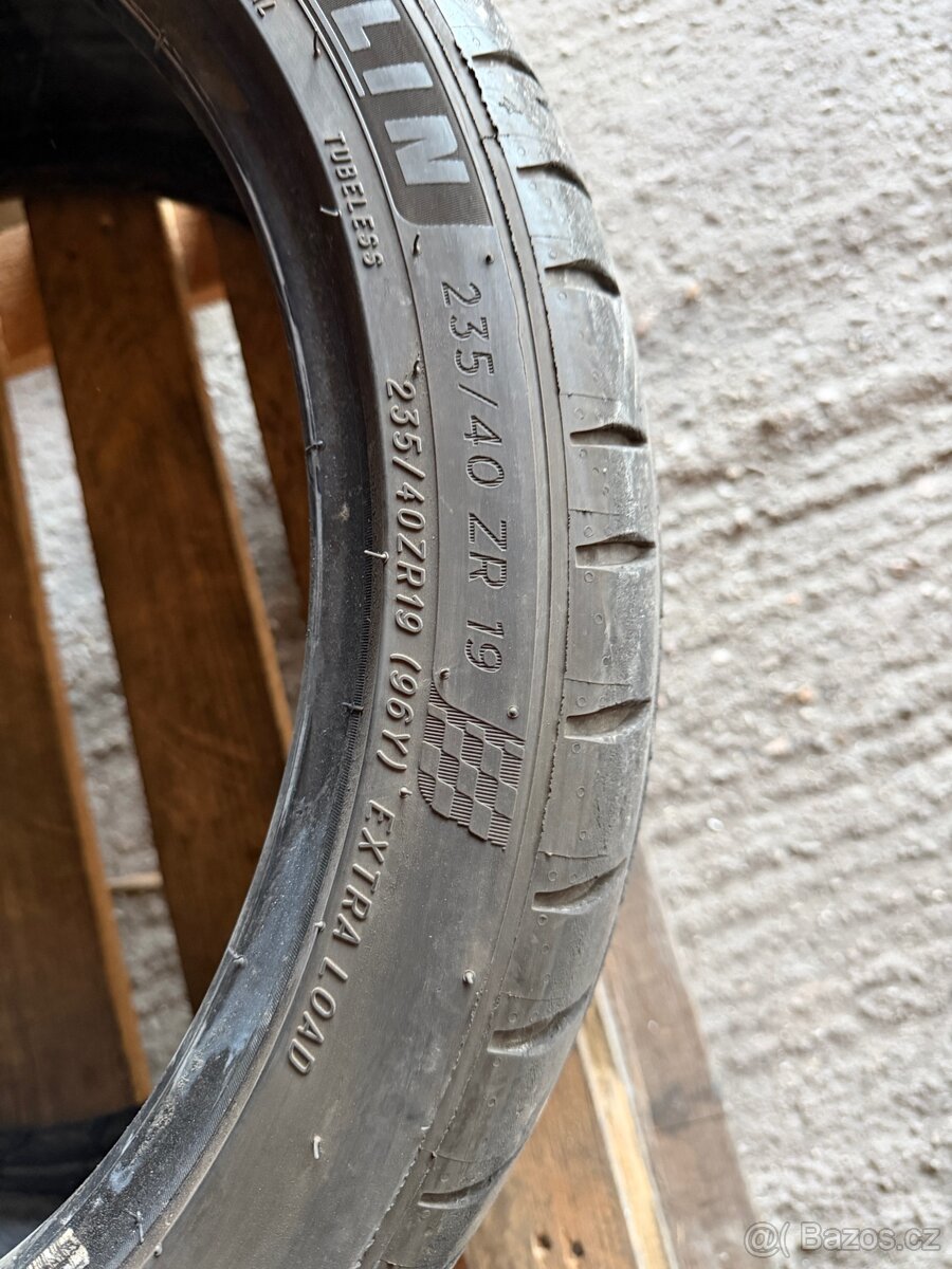 Prodám 235/40/19 letni - 4