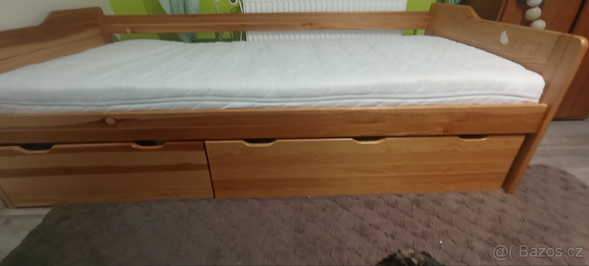 Dřevěná postel s matrací a se dvěma velkými šuplíky - 4