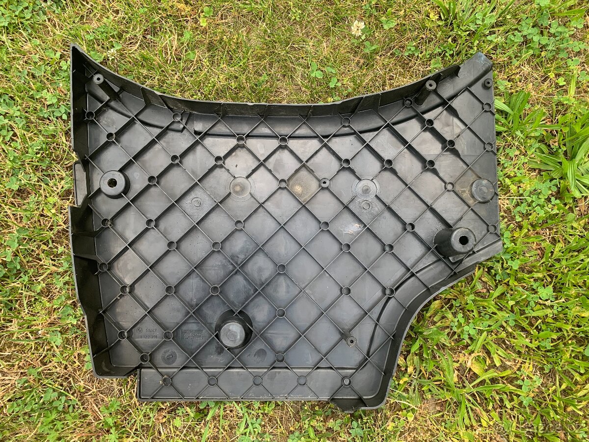 P: Díly BMW e36 - plasty kufru - 4