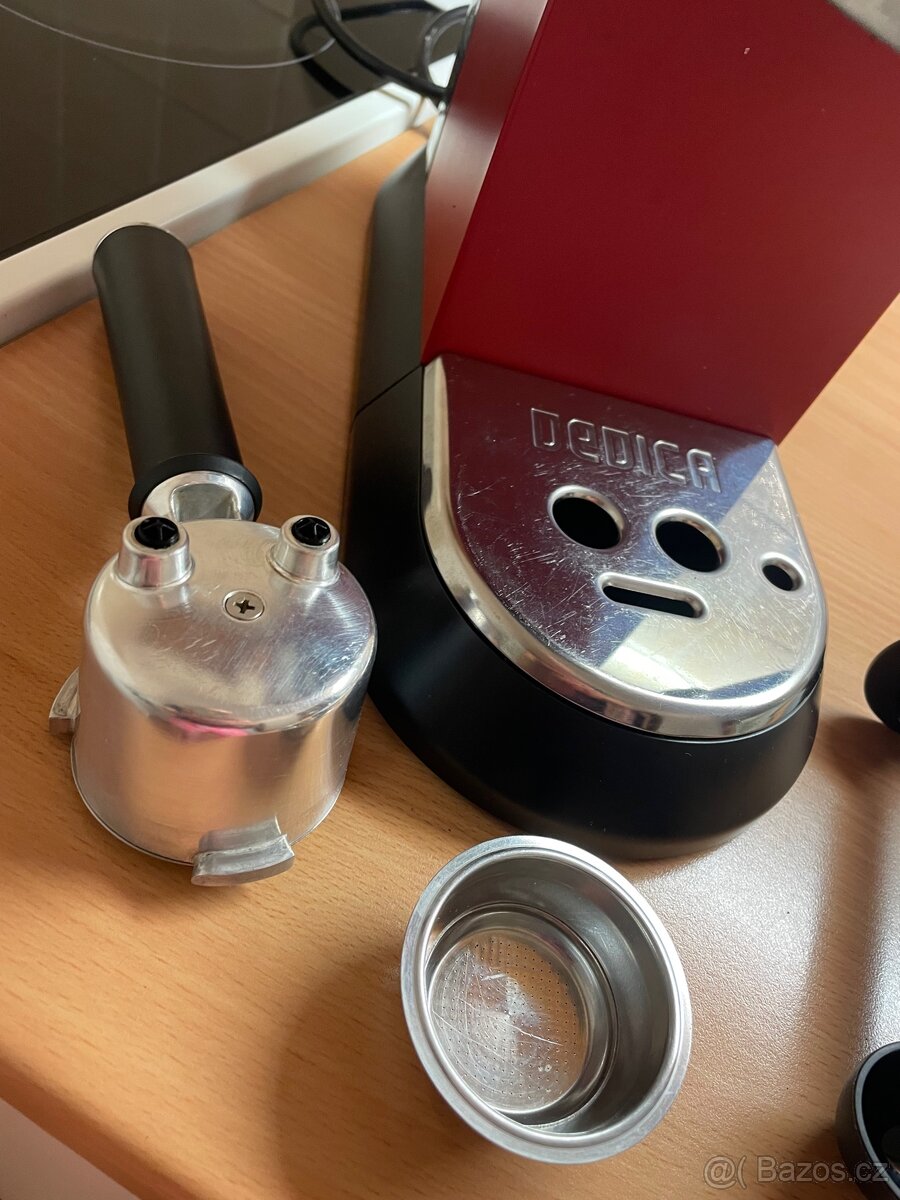 Pákový kávovar Delonghi Dedica EC 685 - 4
