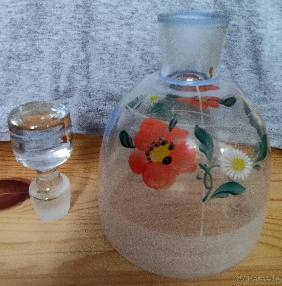 Menší slekleněná karafa s květy - 4