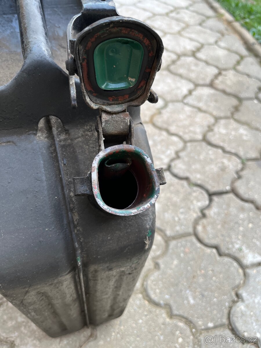 plechový kanystr 20l - 4