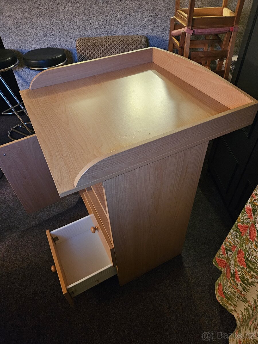 Přebalovací pult s úložným prostorem - 4