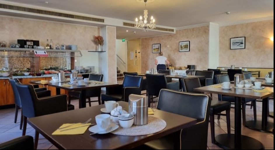 Židle a postele - 4