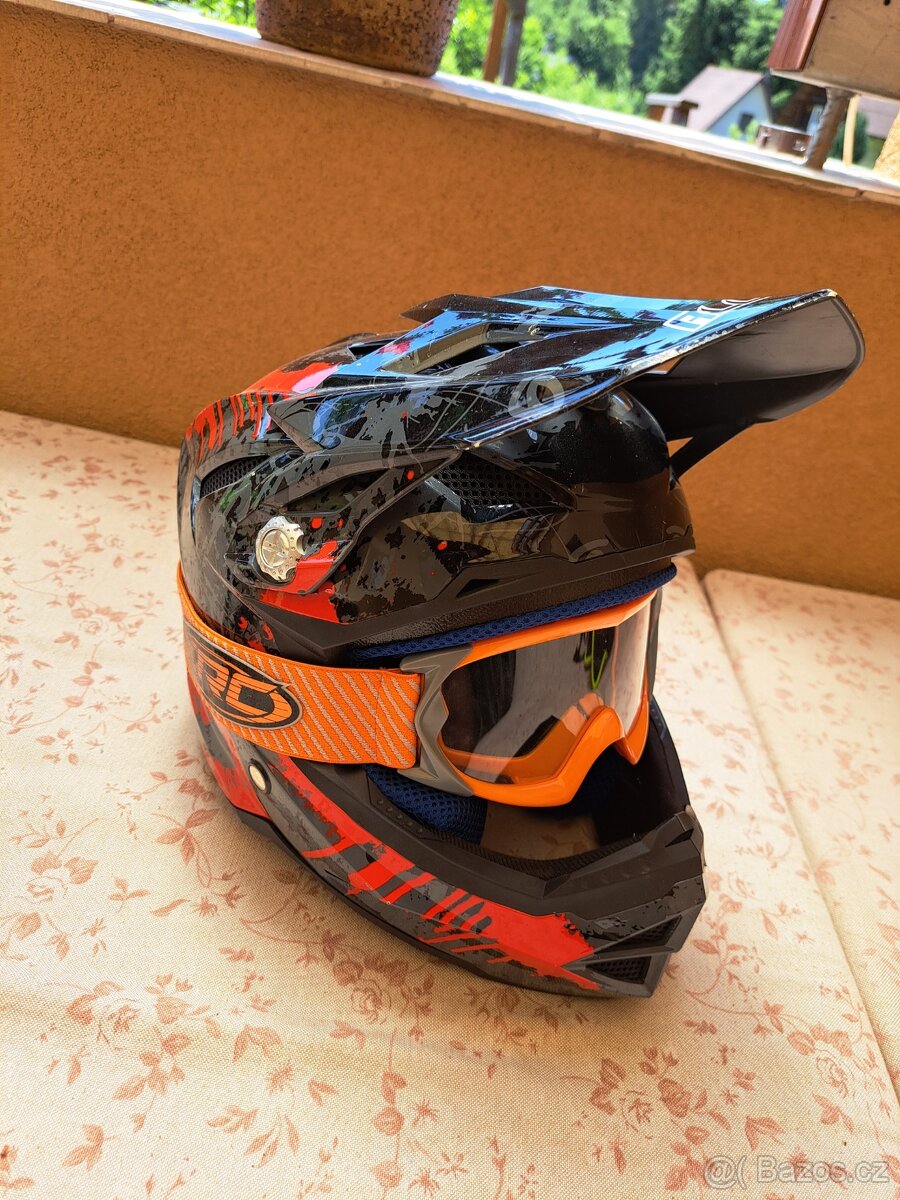 Přilba, boty , chrániče - 4