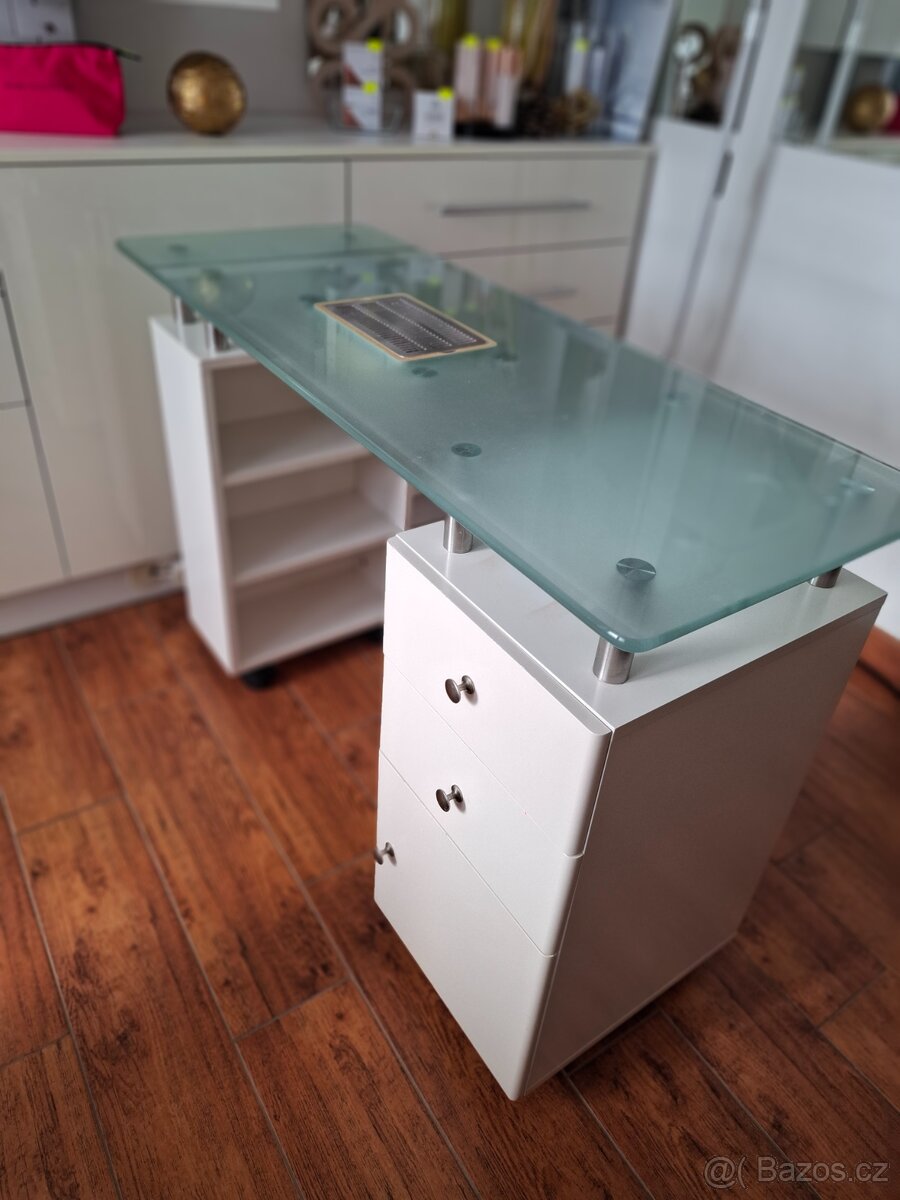 Manikúrní stůl - 4