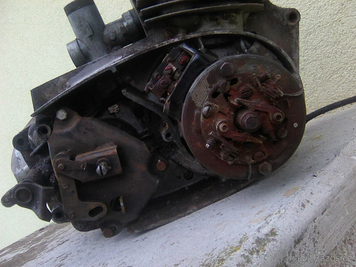 Jawa 350/360 - motor,výfuky s koleny,plechy pod z.blatník... - 4