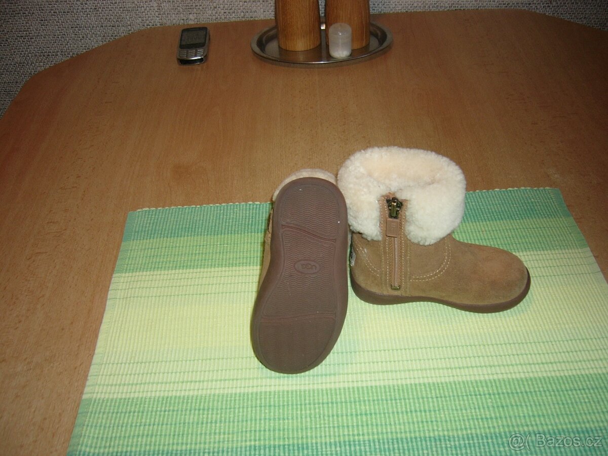 Dětské zimní semišové botičky značky UGG - 4