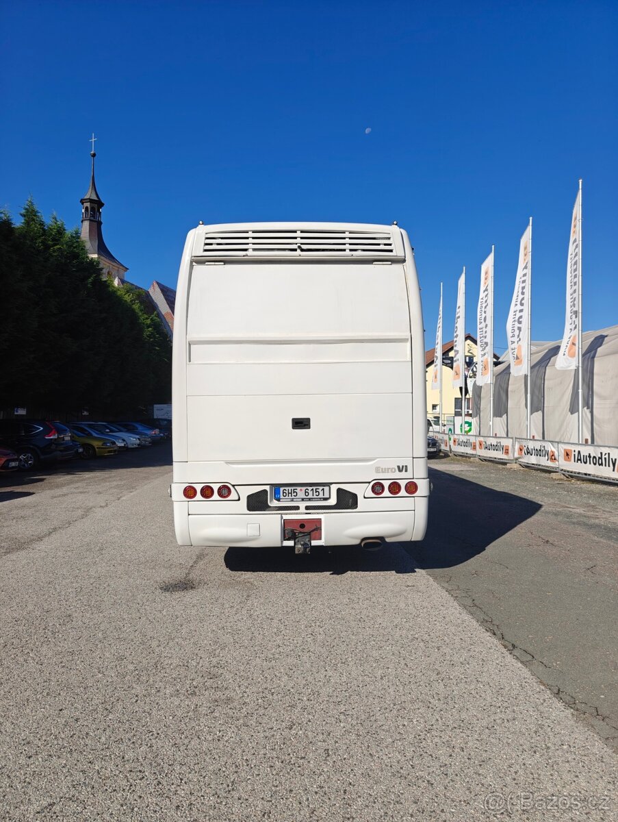 Obytný autobus (speciál na přepravu závodního vozu) - 4