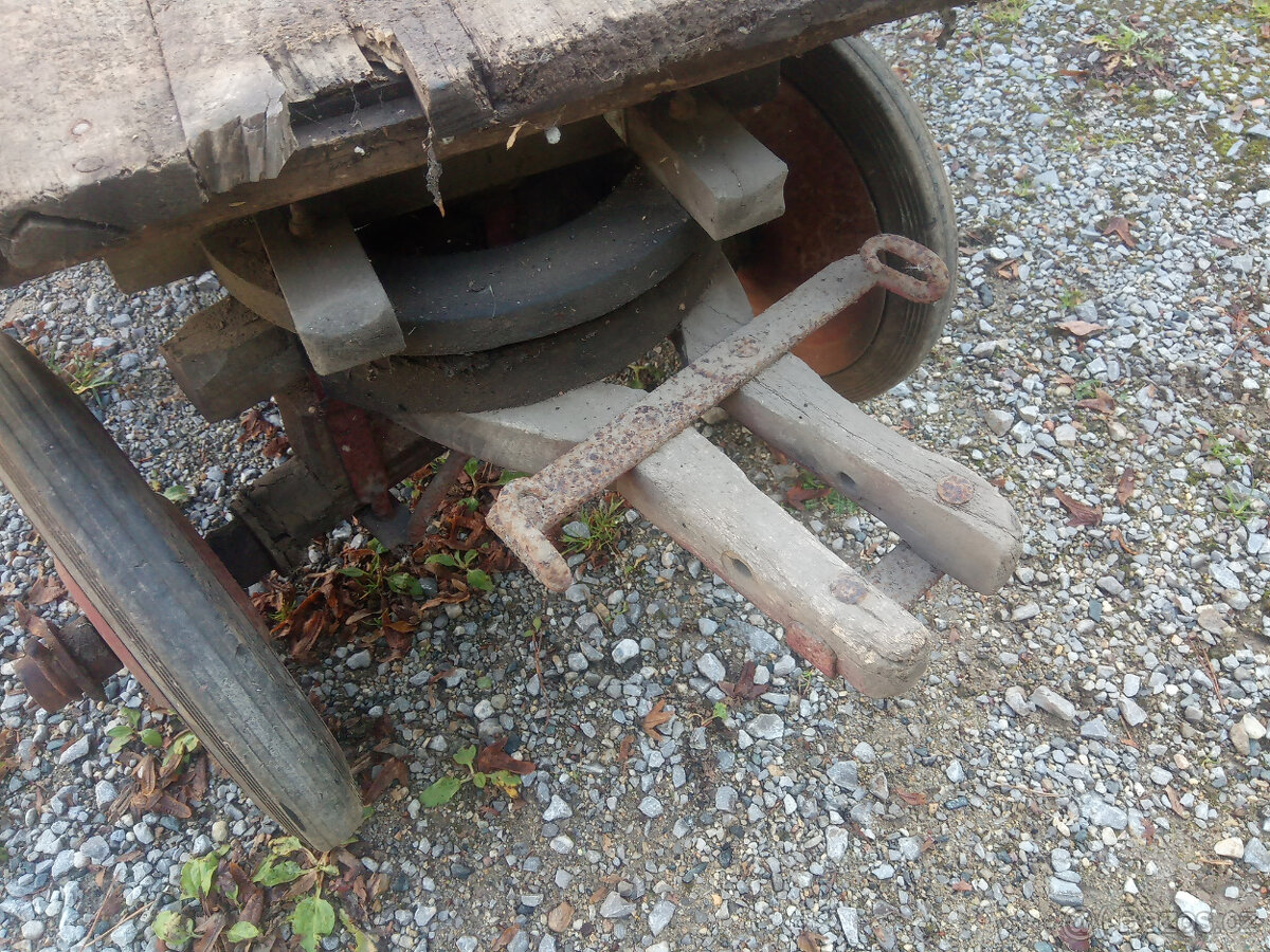 Starý dřevěný malý vozík - kárka. - 4