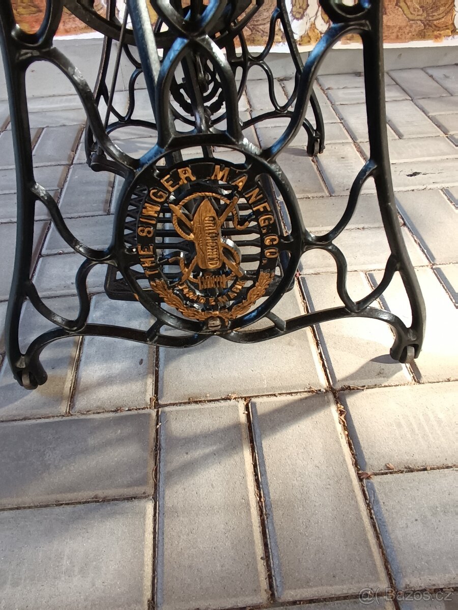 Dekorační stolek ze šicího stroje - 4