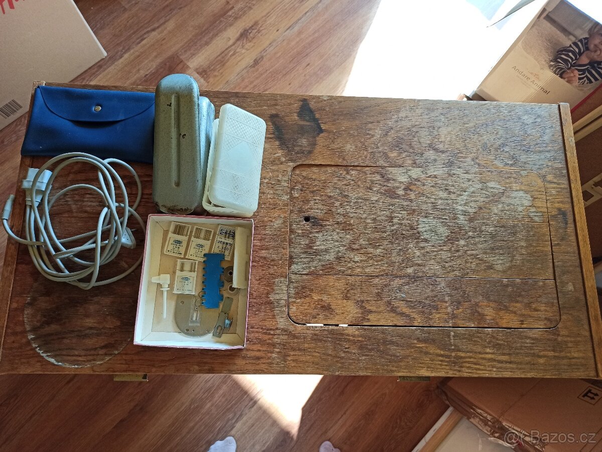 Stůl s šicím strojem - 4