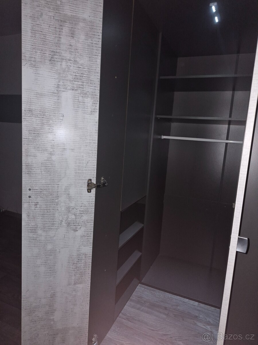 Rohová šatní skříň - 4