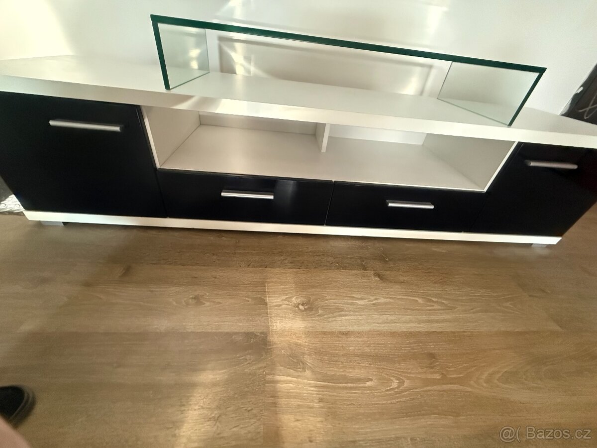 Skříňka pod TV - 4