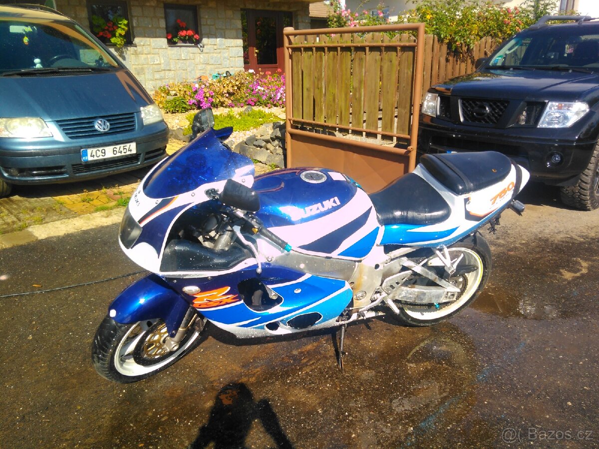 Prodám Suzuki GSX-R 750 SRAD. Výkon 99,5 kW - 4