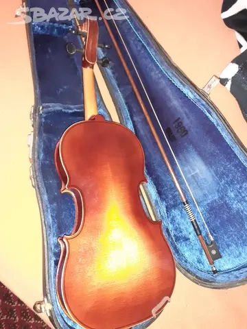 Housle celé. - 4