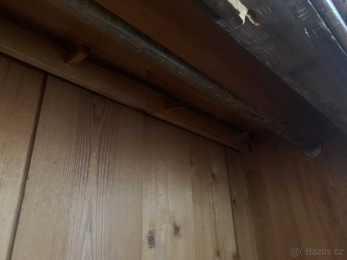 Vyřezávaná historická dřevěná skříň - 4