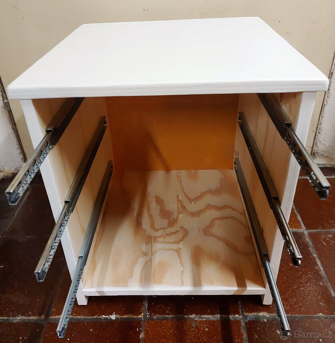 Skříňka se 3 zásuvkami - 4