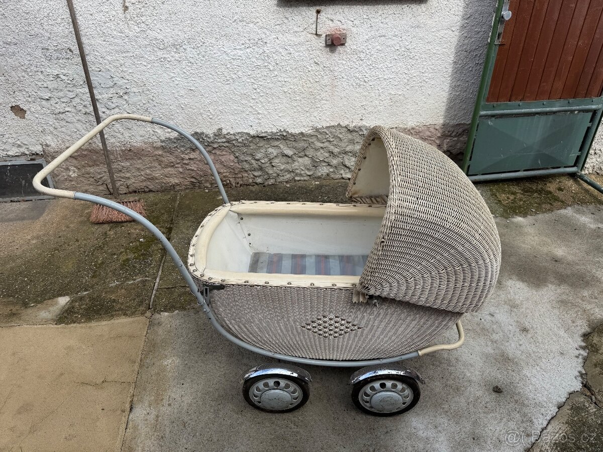 Starožitný kočárek - 4