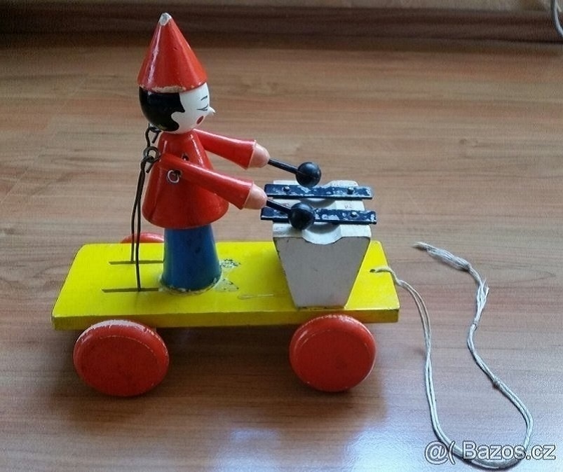 Stará tahací,cinkací,dětská hračka,lezoucí panenka na klíček - 4