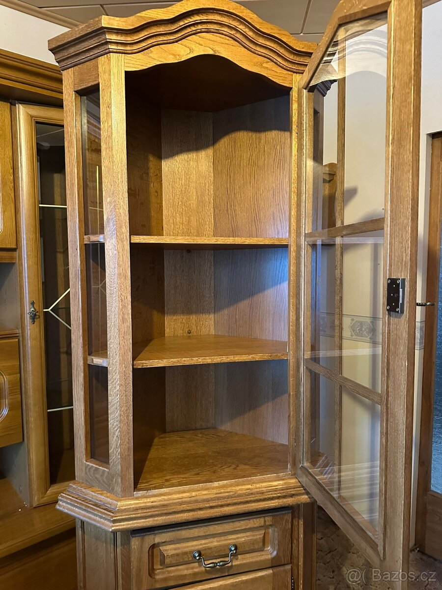 Masivní rohová vitrína Kris - 4