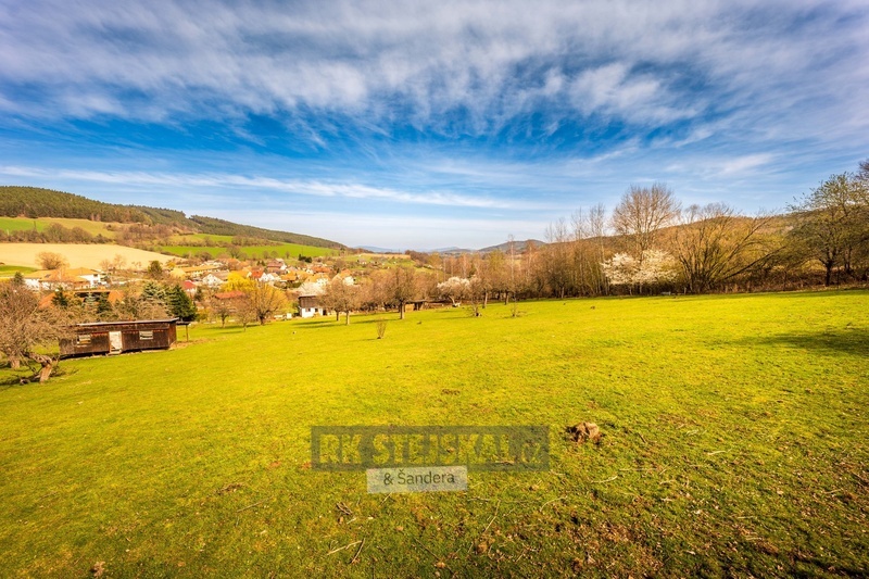 Prodej velice prostorného pozemku pro bydlení, 2 109 m2, v a - 4