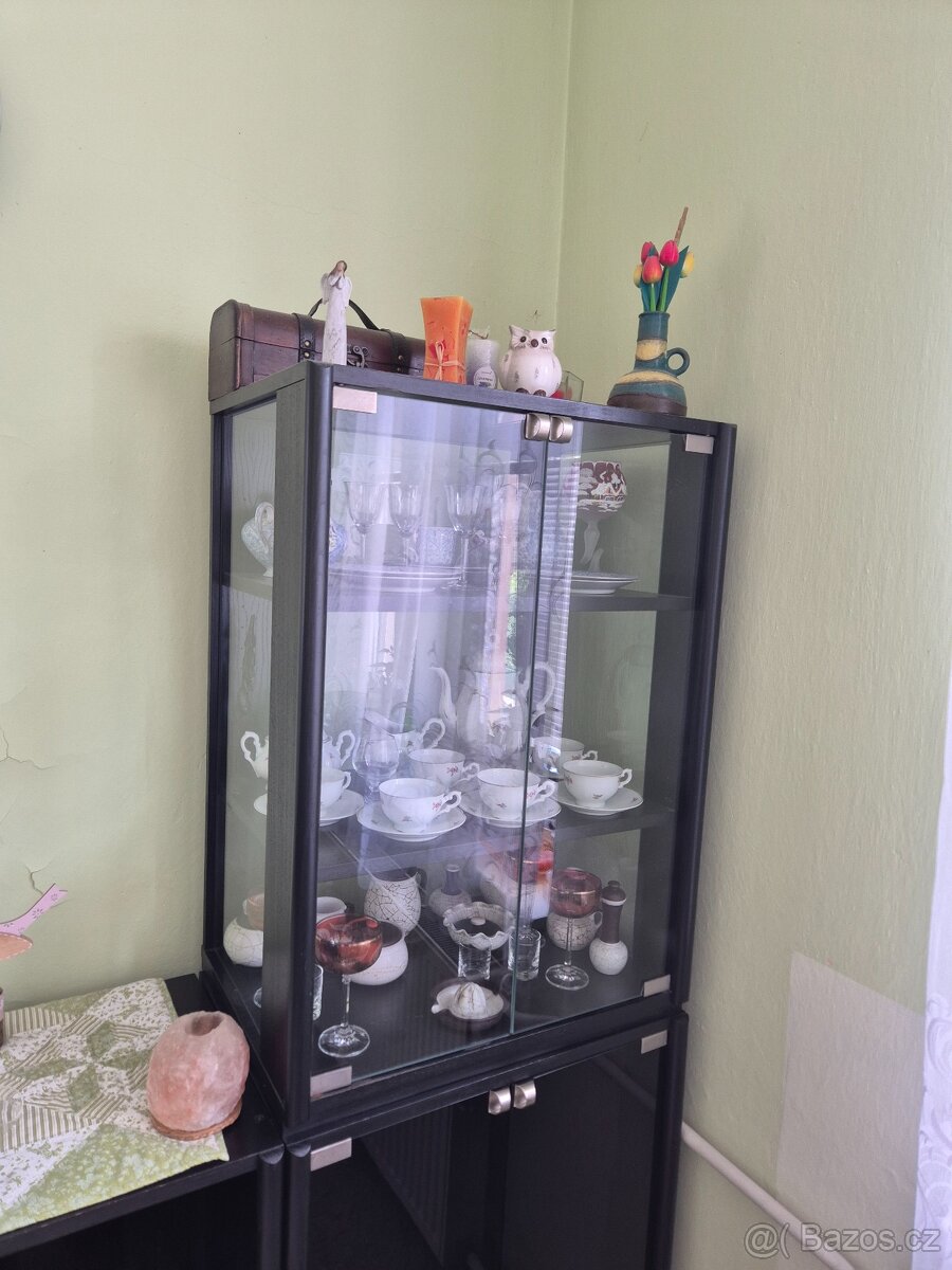 Černá obývací stěna s vitrínou - 4