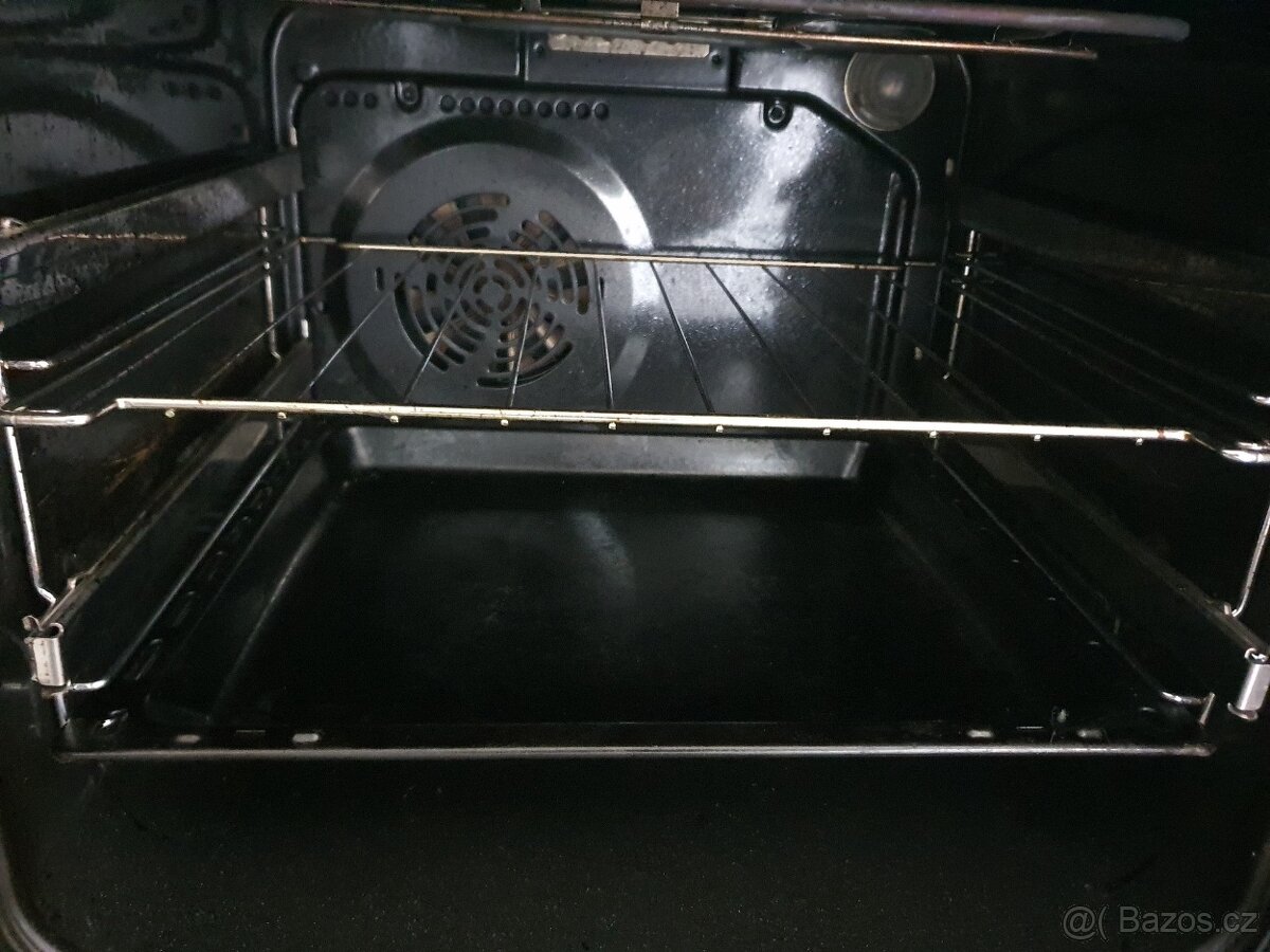 pěkná nerezová vestavná trouba Zanker Electrolux - 4