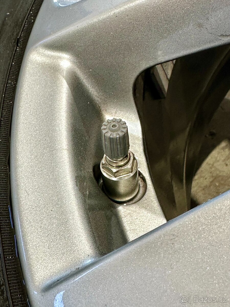 Prodám komplet zimní kola na Mazdu cx-30 vč. disků, ventilků - 4