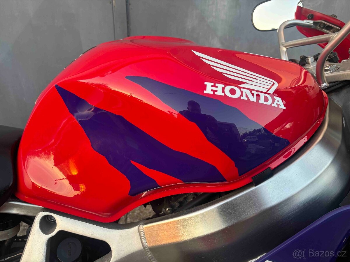 Honda CBR900RR SC33 1999 - 4